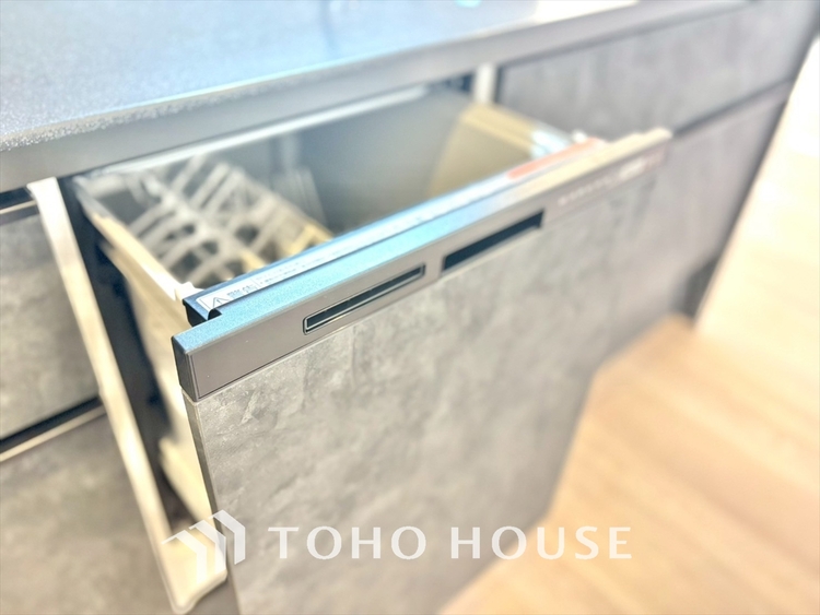 キッチン キッチンは家族の絆を育む大切な空間。シンプルで使い易いシステムキッチンで愉しく作る料理は愛情のある美味しいご馳走に。家族で使えるダイニングキッチンです。