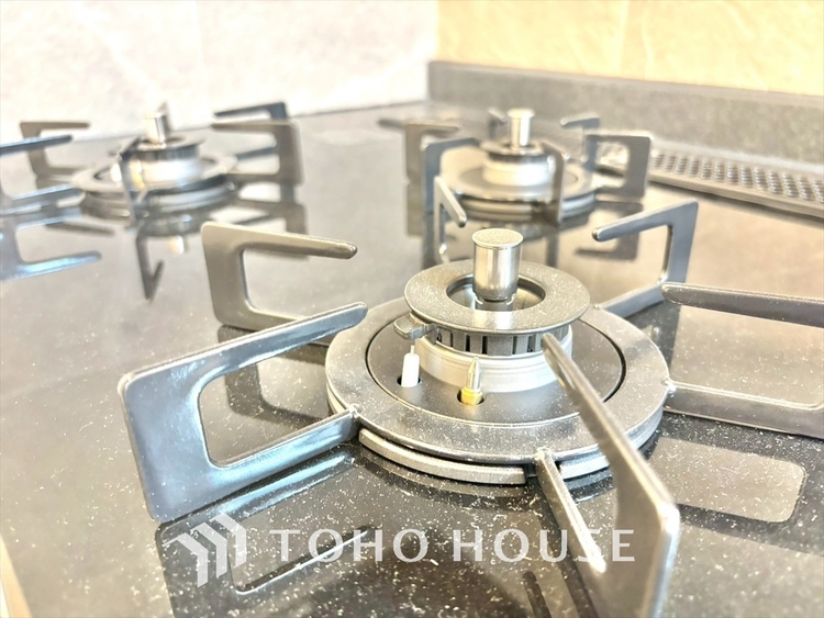 キッチン 毎日料理をする、料理が好き、家族が多くて量を作る必要がある、等の方々にとっては必須の3口コンロ。同時進行で効率アップはもちろん鍋を移動する回数が減り、無駄な動きを軽減することが出来ます。