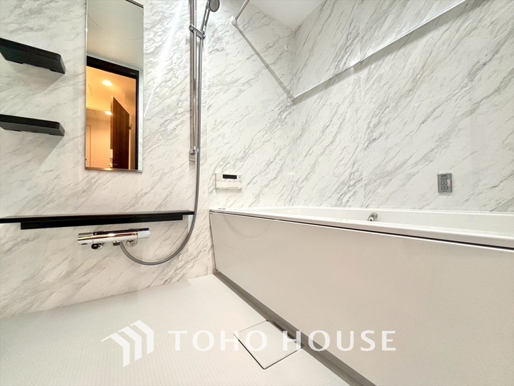 風呂 【浴室】《一日の疲れを落としてくれる場所は、落ち着く場所でなければならない》　高級感溢れるカラーと大きさ・柔らかな曲線で構成された半身浴も楽しめるバスタブが心地よさをもたらします。