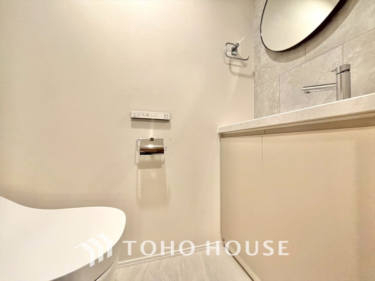 トイレ 清潔感あるホワイト調のクロスと温もり溢れるモダンカラーの床材が見事に調和した本邸宅は、毎日の生活を少しでも快適に過ごして頂ける様に落ち着いた雰囲気作りから行っています。