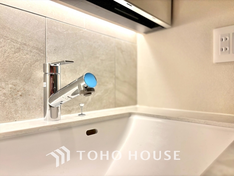 洗面 気持ちの良い朝をつくりだし、夕方には笑顔を取り戻させてくれるミラー。パウダールームはいつでも本来の自分を取り戻せる空間。明るく仕上げてあります。