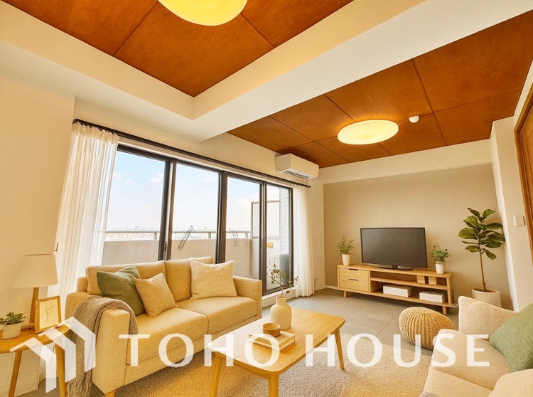 内装 ＊配置してある家具や小物はCGによるイメージ画像です。◆サンサンと◆差し込む太陽の光がこのリビングに笑いをもたらす。