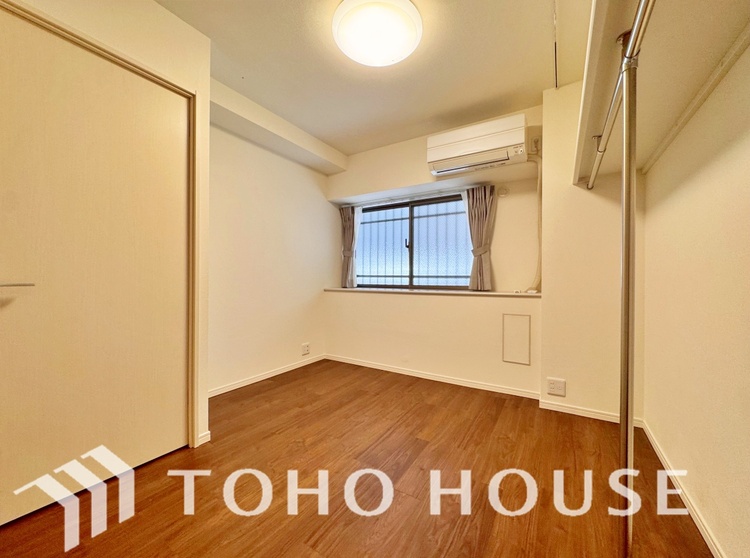 内装 使いやすく、明るい洋室。子供部屋や趣味のお部屋にご利用できます。ご自身で家具などを配置し、素敵な空間を創り上げられます。