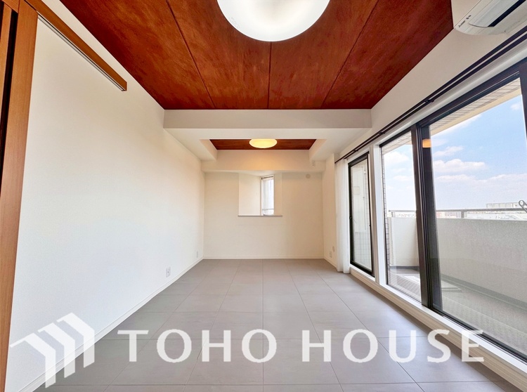 内装 ここはみんなが集い、食事と楽しい会話が始まる場所。話に夢中になりすぎて、ついつい時を忘れ、夜半過ぎになってしまう。そんな束の間の幸せを感じさせてくれます。