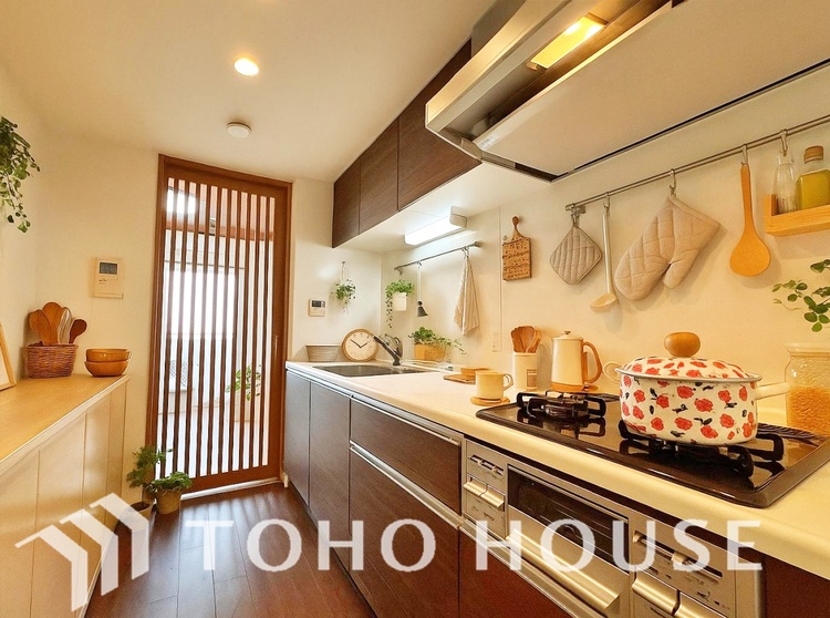 キッチン ＊配置してある小物はCGによるイメージ画像です。手元の収納から、足元の収納までが全てスライド式で、奥のスペースまで有効に活用できます。