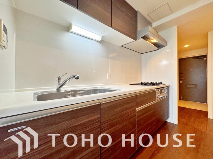 キッチン ◆愛育◆キッチンは家族の絆を育む大切な空間。シンプルで使い易いSystemKitchenで愉しく作る料理は愛情のある美味しいご馳走に。家族で使える広々としたダイニングキッチンです。