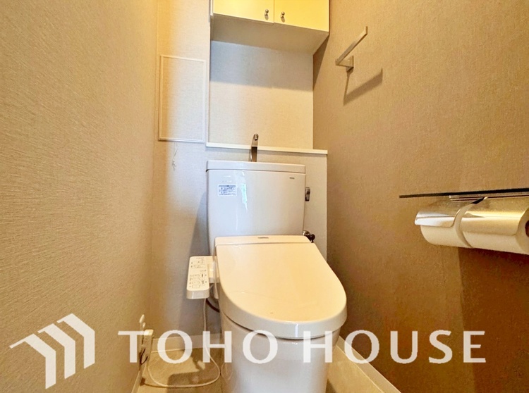 トイレ 清潔感あるホワイト調のクロスと温もり溢れるモダンカラーの床材が見事に調和した本邸宅は、毎日の生活を少しでも快適に過ごして頂ける様に落ち着いた雰囲気作りから行っています。