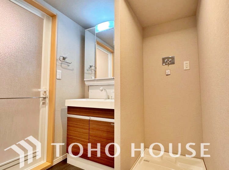 洗面 気持ちの良い朝をつくりだし、夕方には笑顔を取り戻させてくれるミラー。パウダールームはいつでも本来の自分を取り戻せる空間。明るく仕上げてあります。