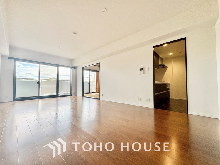 内装 ここにはみんなが集い、食事と楽しい会話が始まる。話に夢中になりすぎて、ついつい時を忘れ夜半過ぎになってしまう。そんな束の間の幸せを感じさせてくれる場所でありたい。