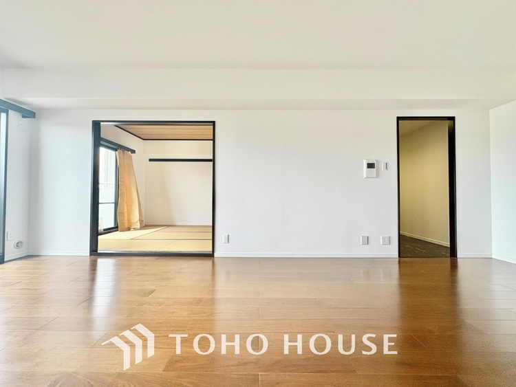 内装 【Living】ここにはみんなが集い、食事と楽しい会話が始まる。話に夢中になりすぎて、ついつい時を忘れ夜半過ぎになってしまう。そんな束の間の幸せを感じさせてくれる場所でありたい。