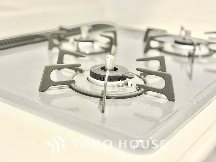 キッチン 【Kitchen】調理しながらもご家族のお顔が見れるカウンターキッチン。ついつい料理中お子様の様子が気になるもの。安心してお料理に取り組んでいただけます。会話だって自然とはずむはず。