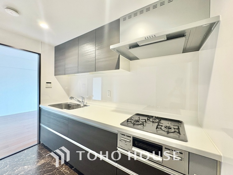 キッチン 【Kitchen】調理しながらもご家族のお顔が見れるカウンターキッチン。ついつい料理中お子様の様子が気になるもの。安心してお料理に取り組んでいただけます。会話だって自然とはずむはず。