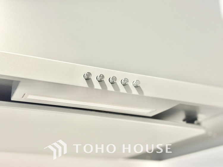 キッチン 【Kitchen】調理しながらもご家族のお顔が見れるカウンターキッチン。ついつい料理中お子様の様子が気になるもの。安心してお料理に取り組んでいただけます。会話だって自然とはずむはず。