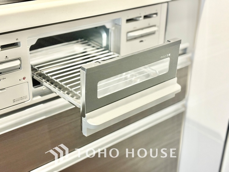 キッチン 【Kitchen】調理しながらもご家族のお顔が見れるカウンターキッチン。ついつい料理中お子様の様子が気になるもの。安心してお料理に取り組んでいただけます。会話だって自然とはずむはず。