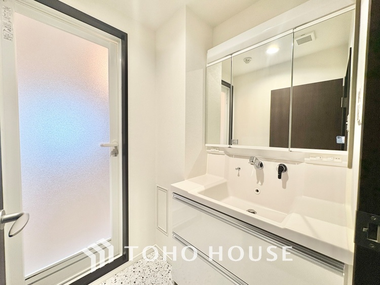 洗面 清潔感あふれる洗面化粧台で、毎日の身支度を快適にサポートします。