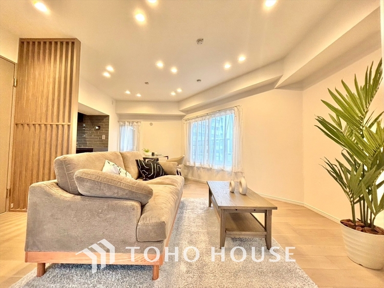 内装 叶えたかったのは落ち着きのあるナチュラルな風合い、そして開放感があるリビング。優雅な気分に浸れる幸せな時間を家族が自然と集まりたくなるこの空間で。