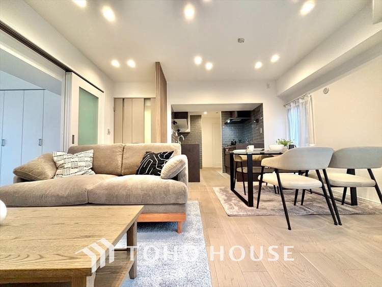 内装 叶えたかったのは落ち着きのあるナチュラルな風合い、そして開放感があるリビング。優雅な気分に浸れる幸せな時間を家族が自然と集まりたくなるこの空間で。