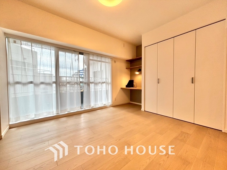 内装 使いやすく、明るい洋室に仕上がります。子供部屋や趣味のお部屋にご利用できます。ご自身で家具などを配置し、素敵な空間を創り上げられます。