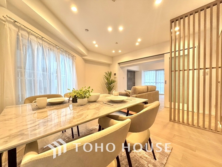 内装 ◆瀟洒な空間◆落ち着きのある彩が見事に調和させた瀟洒な空間を演出。ここに集まる家族の会話と笑顔が絶え間なく続く幸せな空間。