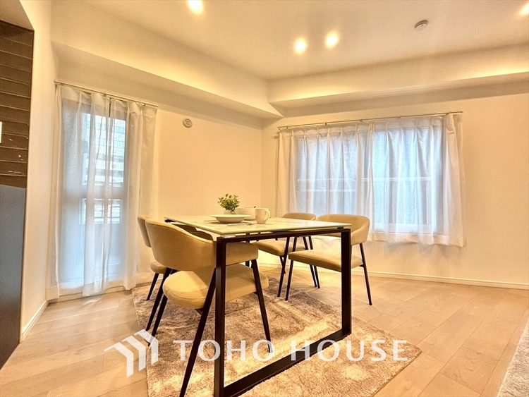 内装 ここはみんなが集い、食事と楽しい会話が始まる場所。話に夢中になりすぎて、ついつい時を忘れ、夜半過ぎになってしまう。そんな束の間の幸せを感じさせてくれます。