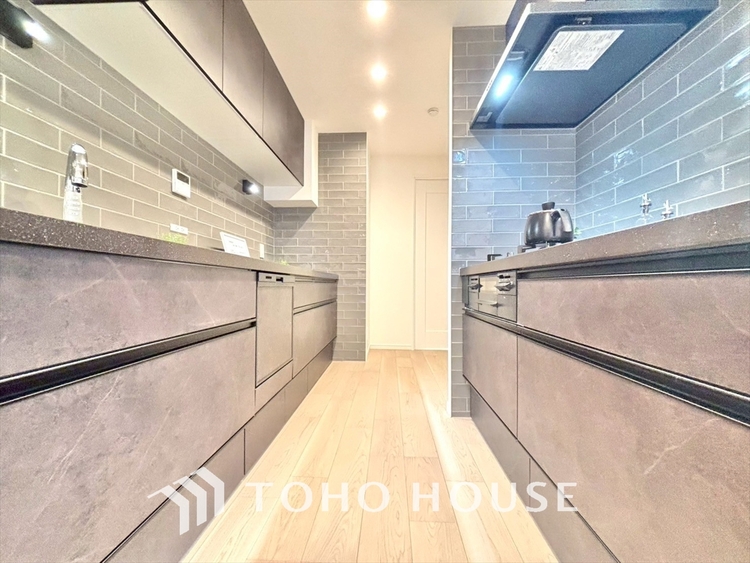 キッチン 手元の収納から、足元の収納までが全てスライド式で、奥のスペースまで有効に活用できます。奥まで上から見渡せるので、たまにしか使わない調理器具もサッと取出せます。