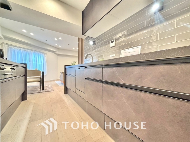 キッチン ◆愛育◆キッチンは家族の絆を育む大切な空間。シンプルで使い易いSystemKitchenで愉しく作る料理は愛情のある美味しいご馳走に。家族で使える広々としたダイニングキッチンです。