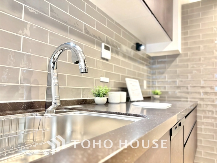 キッチン キッチンは家族の絆を育む大切な空間。シンプルで使い易いシステムキッチンで愉しく作る料理は愛情のある美味しいご馳走に。家族で使えるダイニングキッチンです。