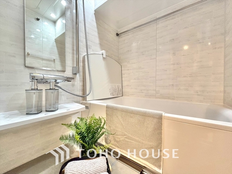 風呂 【浴室】《一日の疲れを落としてくれる場所は、落ち着く場所でなければならない》　高級感溢れるカラーと大きさ・柔らかな曲線で構成された半身浴も楽しめるバスタブが心地よさをもたらします。