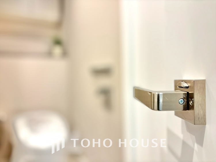 トイレ 清潔感あるホワイト調のクロスと温もり溢れるモダンカラーの床材が見事に調和した本邸宅は、毎日の生活を少しでも快適に過ごして頂ける様に落ち着いた雰囲気作りから行っています。