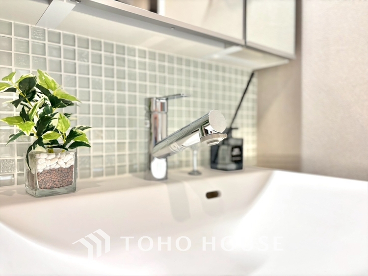 洗面 気持ちの良い朝をつくりだし、夕方には笑顔を取り戻させてくれるミラー。パウダールームはいつでも本来の自分を取り戻せる空間。明るく仕上げてあります。