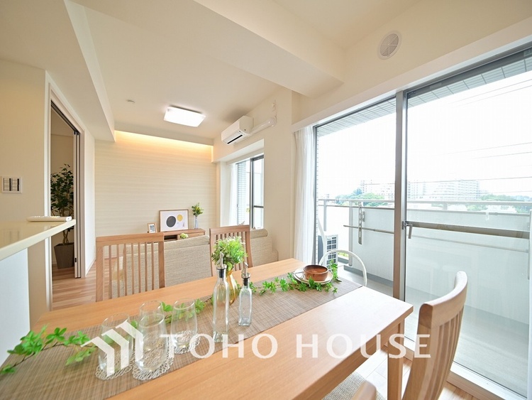 内装 広がりのある住空間、家族が集まるリビング・ダイニング