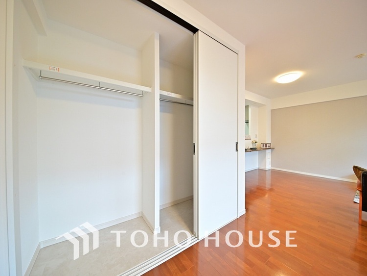 内装 リビングにも収納があり、整理整頓のしやすい設計です