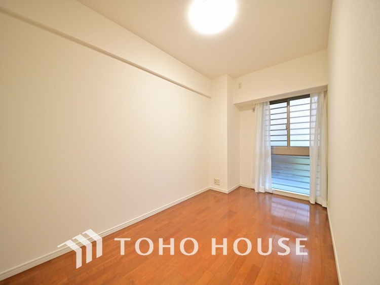 内装 採光もある洋室は、くつろぎのひと時を過ごすのにぴったり