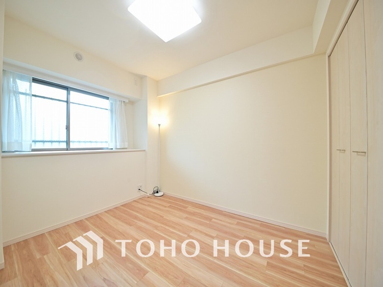 内装 採光もある洋室は、くつろぎのひと時を過ごすのにぴったり