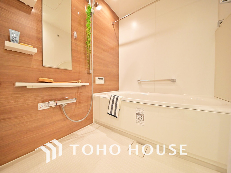 風呂 一日の疲れを癒すバスルームは、心地よいリラックスを叶える清潔感溢れる空間