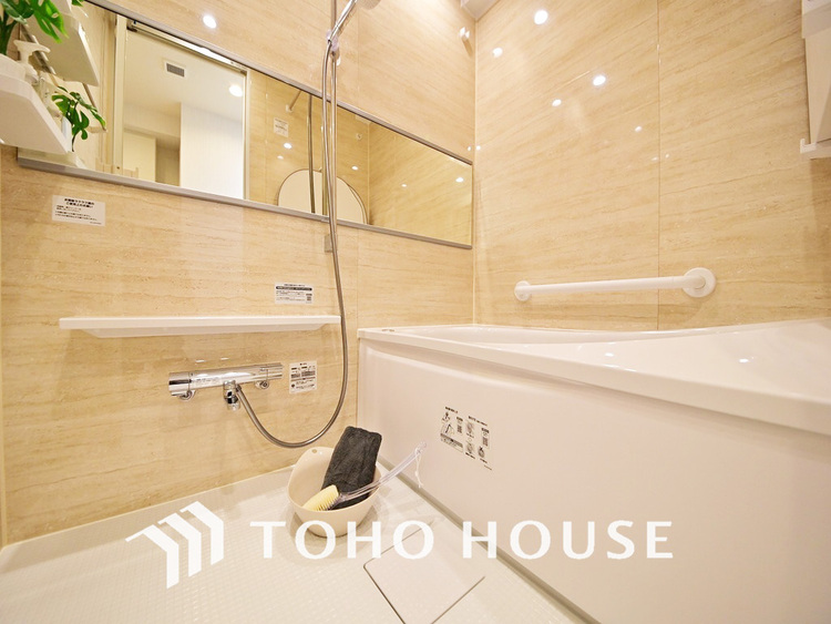 風呂 一日の疲れを癒すバスルームは、心地よいリラックスを叶える清潔感溢れる空間