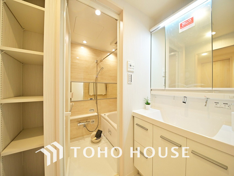 洗面 新規設置の洗面化粧台。収納豊富で使い勝手の良い3面鏡です