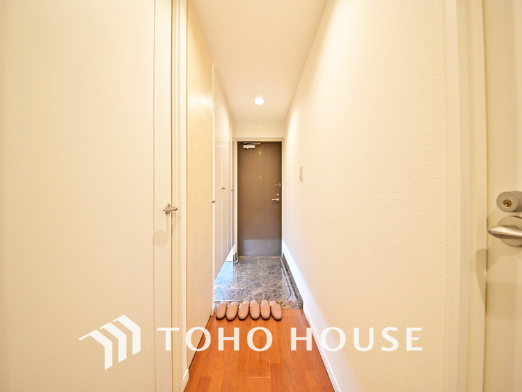 玄関 飾り過ぎないシンプルな内装の玄関