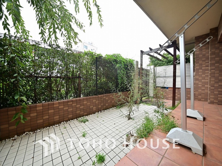 その他 陽当たりの良いお庭はガーデニングなど、ご家族の楽しめる場所の一つに