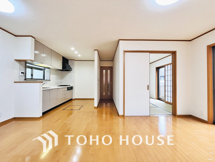 内装 約15帖のゆったりLDKは家族団欒の空間、会話もはずむ明るいリビング