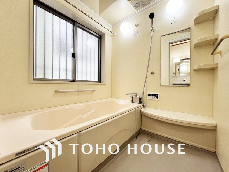 風呂 一日の疲れを癒すバスルームは、心地よいリラックスを叶える清潔感溢れる空間