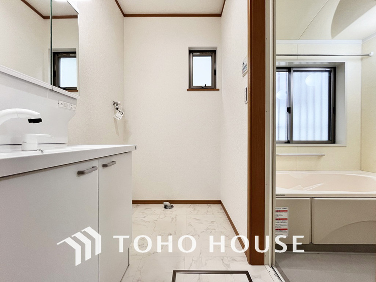 洗面 白を基調とした清潔感のある洗面室