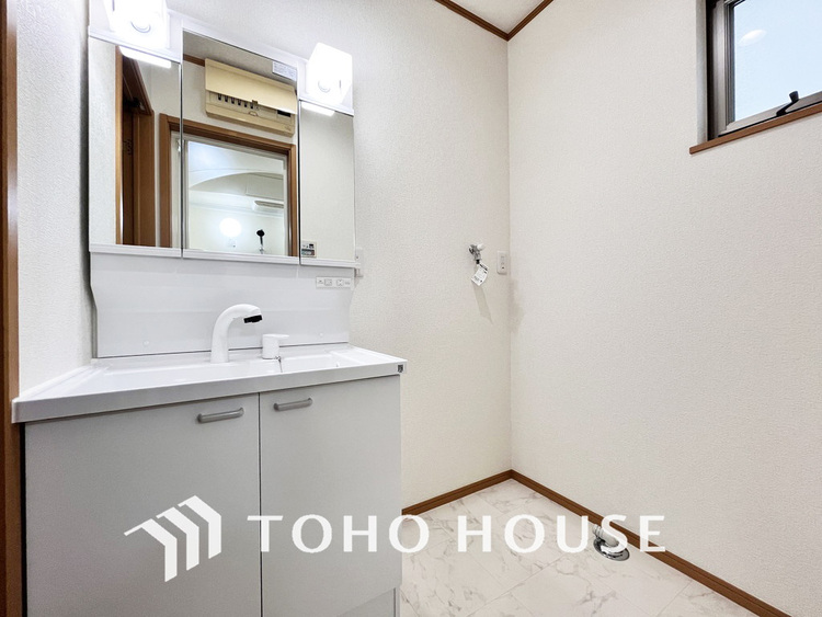 洗面 収納豊富で使い勝手の良い3面鏡仕様の洗面化粧台