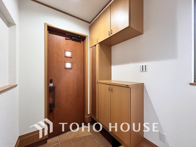 玄関 優しい雰囲気の玄関、家族の帰りを暖かく迎えてくれます