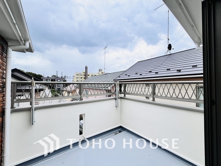 バルコニー 日当たりの良いバルコニーで晴れの日の洗濯物も楽しみになりますね