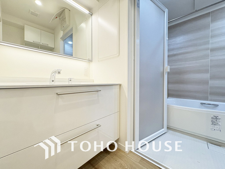 洗面 白を基調とした清潔感のある洗面室