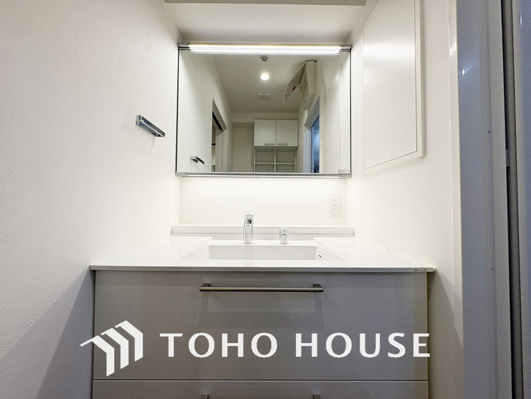 洗面 大きな洗面鏡付きで朝の身支度もはかどりそうです