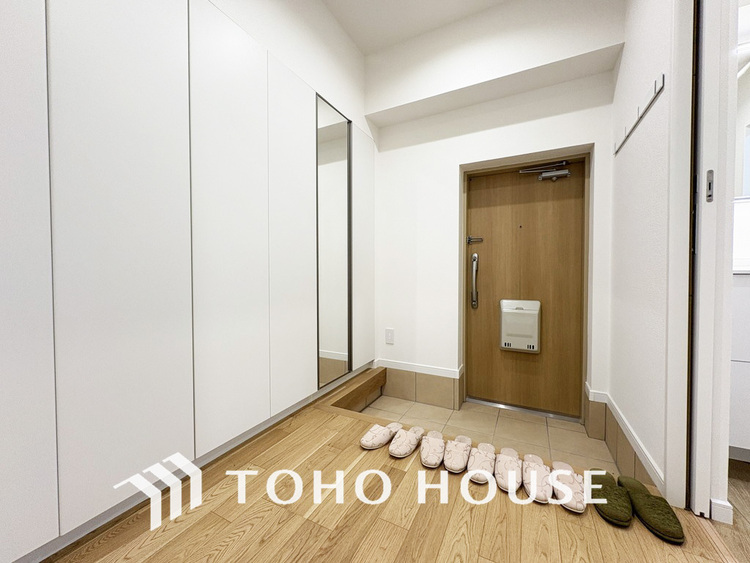 玄関 飾リ過ぎないシンプルな内装の玄関