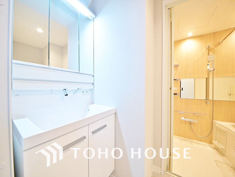 洗面 白を基調とした清潔感のある洗面室で朝の身支度を