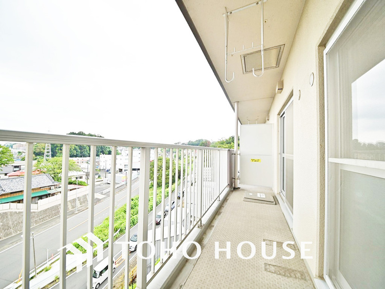 バルコニー 日当たりの良いバルコニーで晴れの日の洗濯物も楽しみになりますね